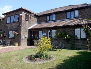 Vista frontal de la propiedad