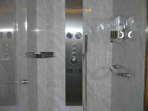 Deluxe Suite, 1 King Bed, Non Smoking | Bathroom shower - Heathwood BnB (Dover)