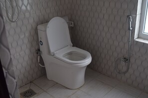 Douche, articles de toilette gratuits, sèche-cheveux, peignoirs