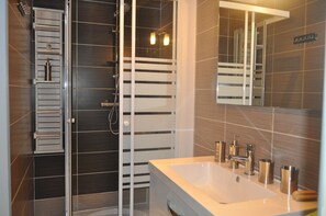 Comfort Double or Twin Room (Bouleau) | Bathroom | Shower, free toiletries, hair dryer, towels