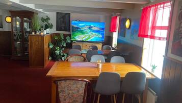 تقديم الغداء والعشاء