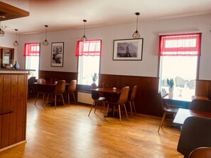 Déjeuner et dîner servis sur place