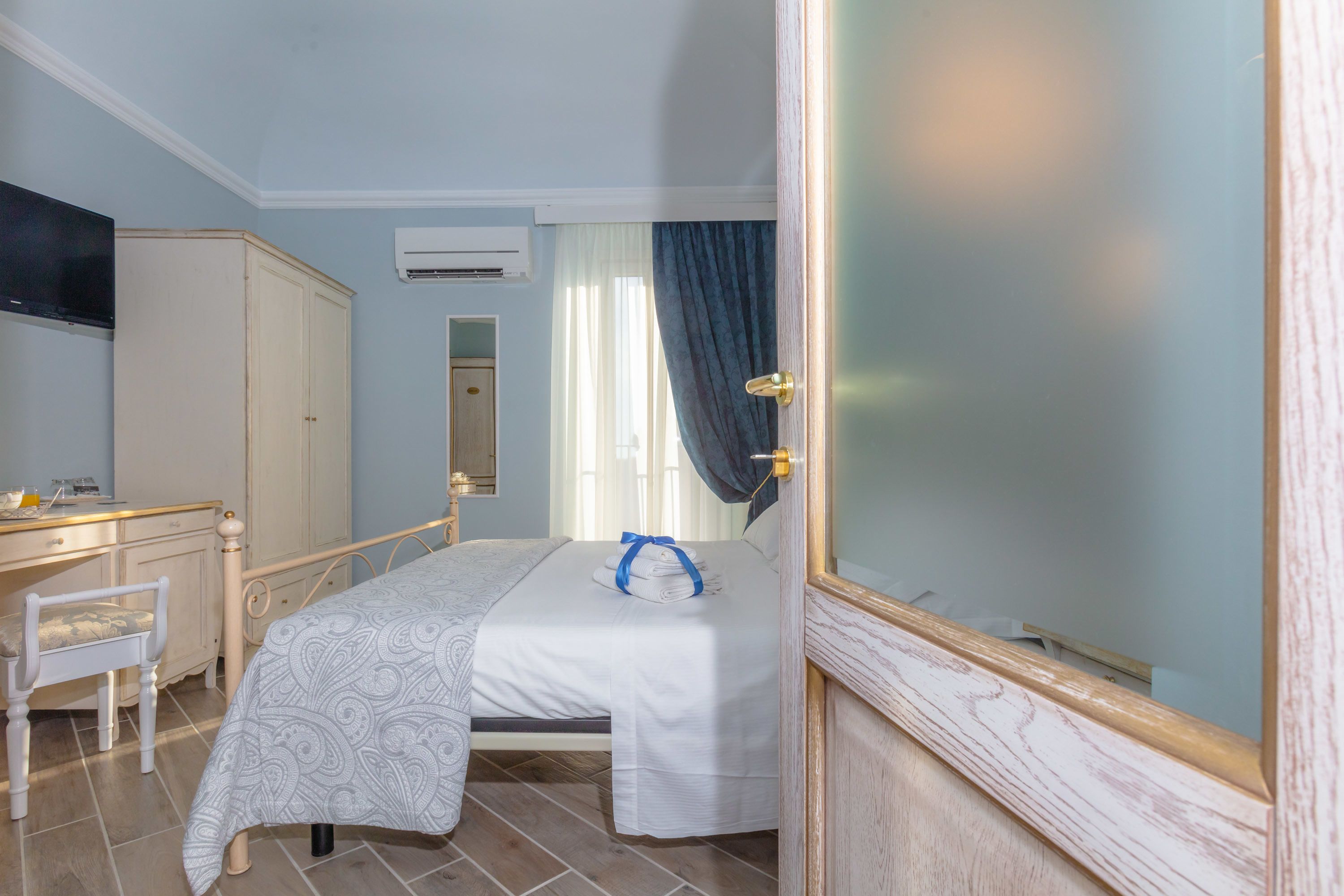 Un dormitorio con una cama, un escritorio y una silla.