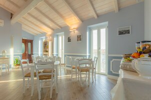 Desayuno bufé gratuito y diario