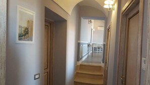 Ein Flur mit einer Treppe, die zu einem Essbereich führt.