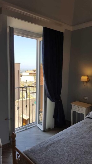 Egyptian cotton sheets, down duvets, memory-foam beds, minibar - B&B Le Torri di Tarquinia (Tarquinia)
