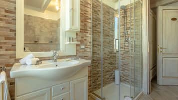 Superior vierpersoonskamer | Badkamer | Een douche, een regendouche, gratis toiletartikelen, een haardroger