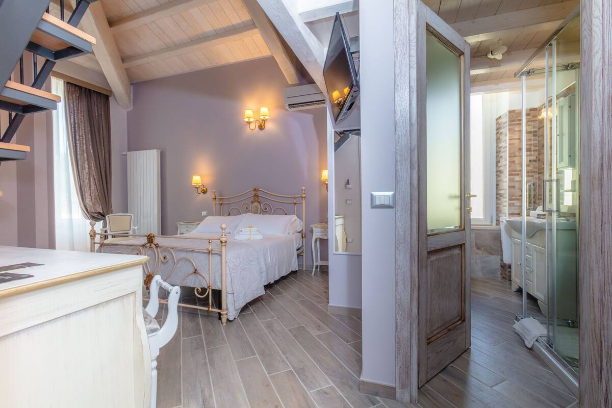 Habitación cuádruple superior | Sábanas de algodón egipcio y edredones de plumas