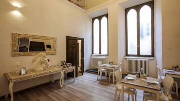 Tägliches kontinentales Frühstück (5 EUR pro Person)