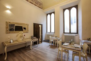 Desayuno continental (EUR 5 por persona)