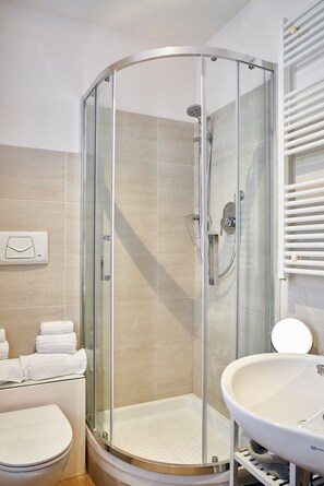 Shower, free toiletries, hair dryer, bathrobes - B&B Palazzo del Magnifico (Siena)