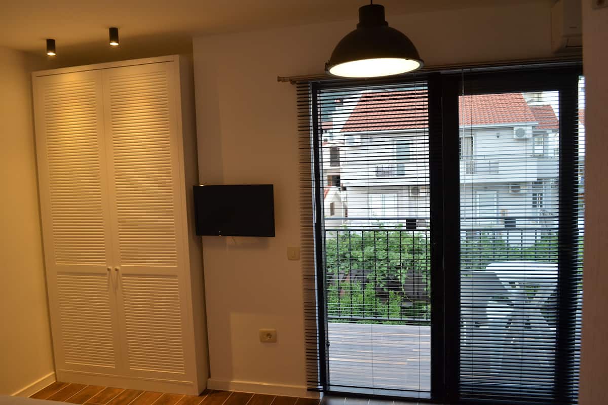 Exclusive-Studiosuite, 1 Queen-Bett | Wohnbereich | LCD-Fernseher