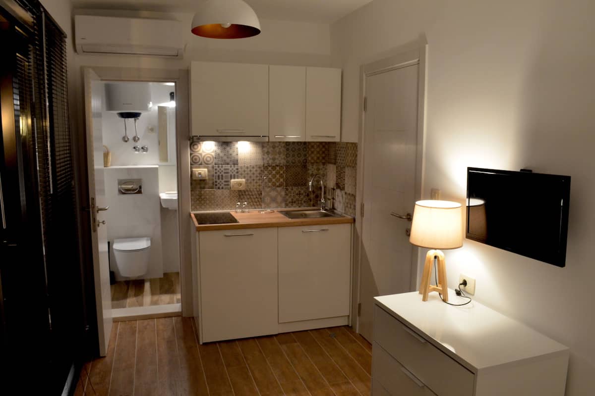 Club-Apartment, 1 Queen-Bett | Wohnbereich | LCD-Fernseher