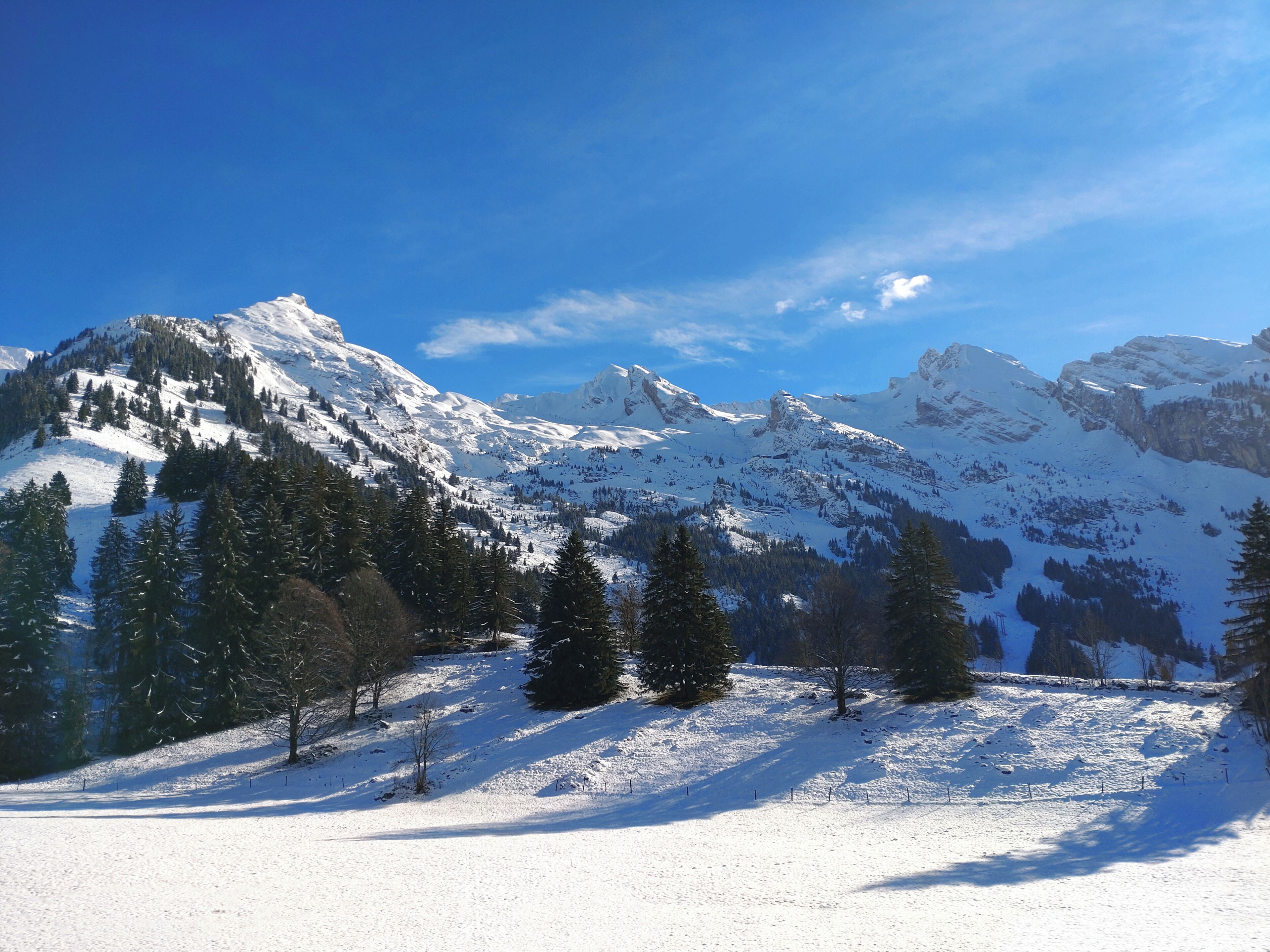 Eine verschneite Berglandschaft bei klarem Himmel.