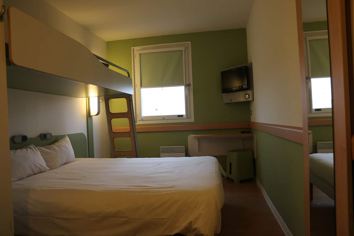 Triple Room, Multiple Beds | Desk, blackout drapes, soundproofing, free WiFi