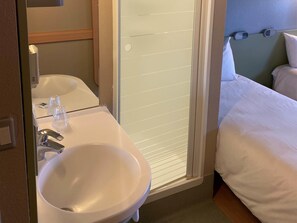 Escriptori, cortines opaques i habitacions insonoritzades 