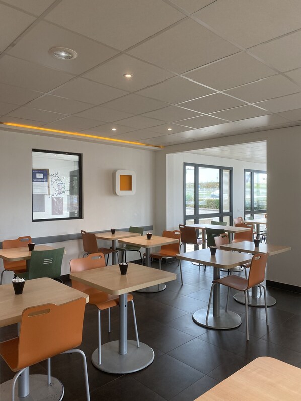 Daily buffet breakfast (EUR 7.50 per person) - ibis budget Verdun (Verdun)
