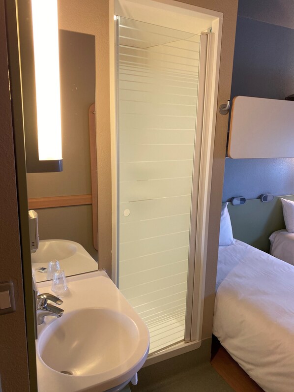 Triple Room, Multiple Beds | Bathroom | Shower, eco-friendly toiletries, towels - ibis budget Verdun (Verdun)