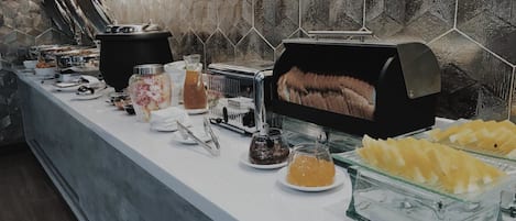 Päivittäinen buffetaamiainen (40000 IDR per henkilö)