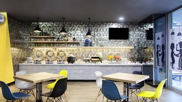 Se ofrece un desayuno bufé (40000 IDR por persona)