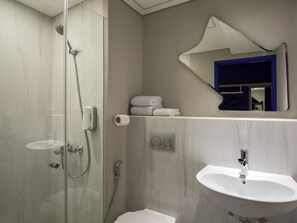 Peralatan tempat tidur premium, peti besi dalam bilik, meja 