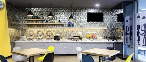 Petit déjeuner buffet (40000 IDR par personne)