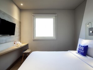 Standaard kamer, 1 queensize bed | Luxe beddengoed, een kluis op de kamer, een bureau, geluiddichte muren