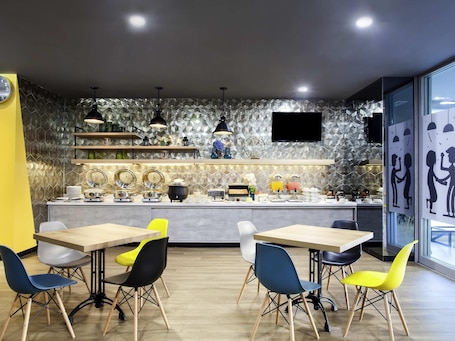 Daily buffet breakfast for a fee. ibis budget Surabaya Diponegoro