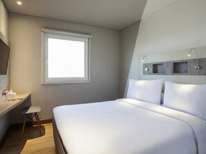 Standard Room, 1 Queen Bed | Premium bedding, in-room safe, desk, soundproofing - ibis budget Surabaya Diponegoro (Surabaya)