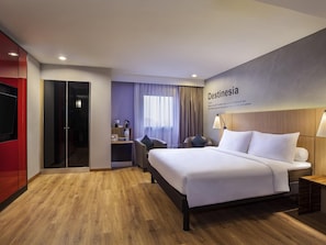 Ropa de cama de alta calidad y caja de seguridad en la habitación