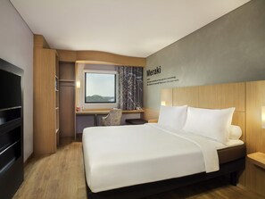 Premium bedding, in-room safe, desk, soundproofing - ibis Pontianak City Center (Pontianak)