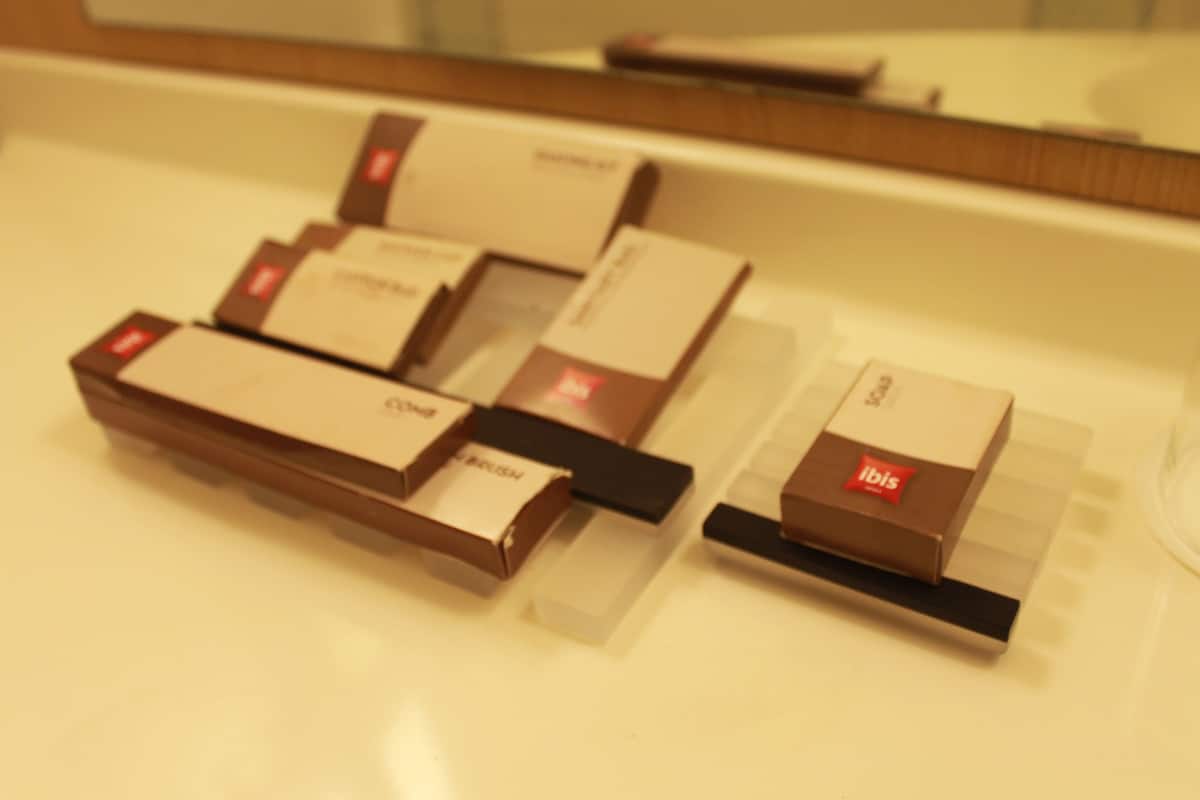 shower, hydromassage showerhead, eco-friendly toiletries, hair dryer