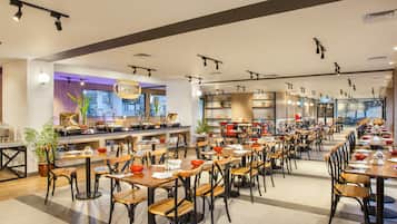 Déjeuner et dßner servis sur place, spécialités Cuisine internationale