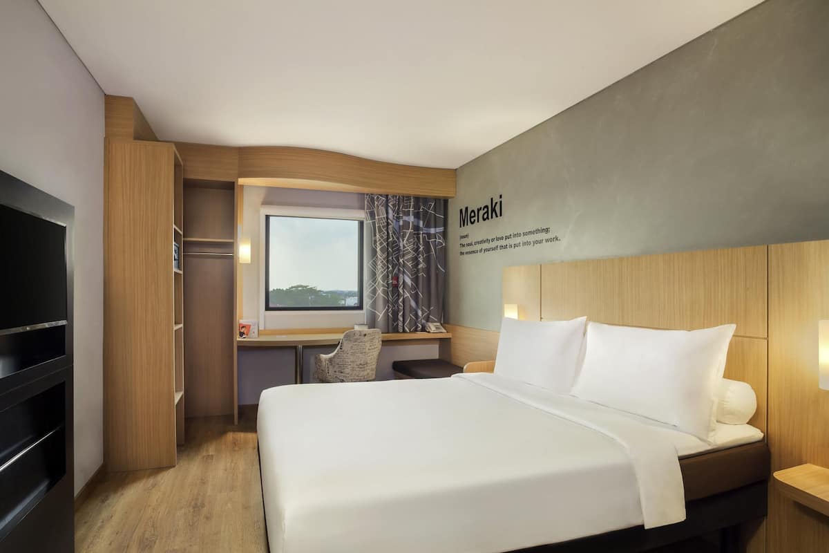 Premium bedding, in-room safe, desk, soundproofing