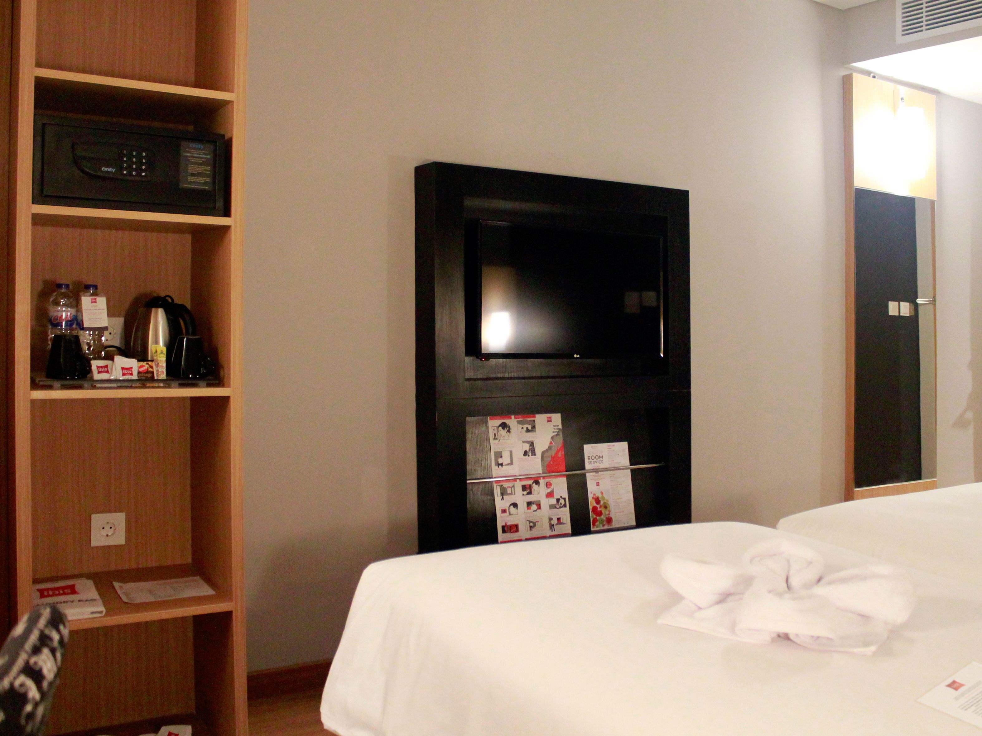 standard room, 2 single beds | premium bedding, in-room safe, desk, soundproofing