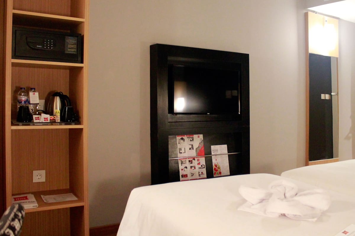 standard room, 2 single beds | premium bedding, in-room safe, desk, soundproofing