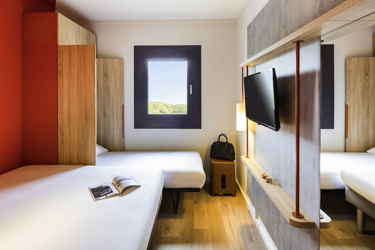 Desk, soundproofing, free cots/infant beds, free WiFi