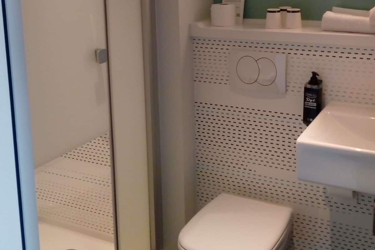 Escrivaninha, quartos à prova de som, berços grátis, Wi-Fi de cortesia