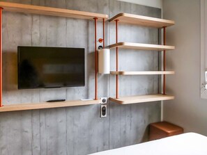 Desk, soundproofing, free cots/infant beds, free WiFi