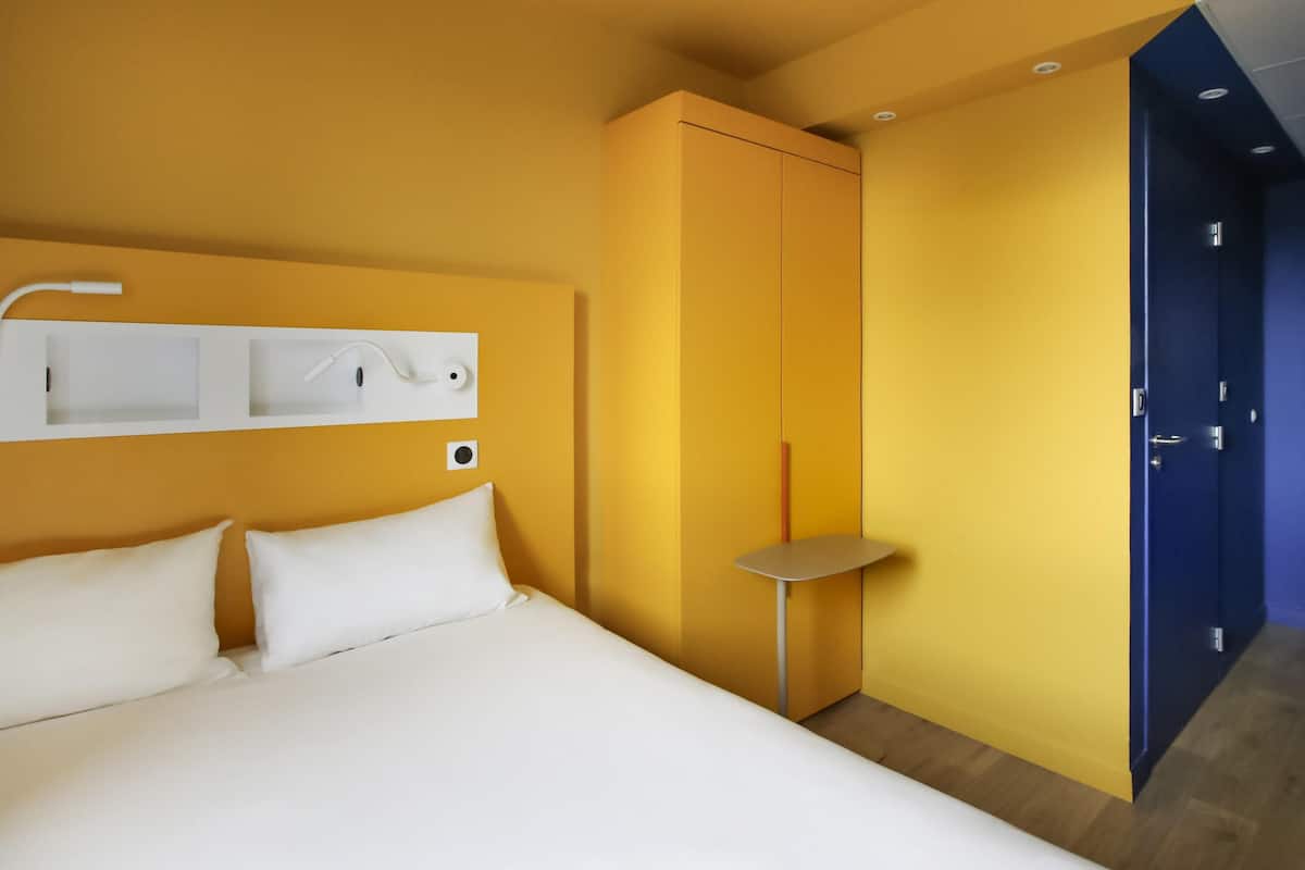 Triple Room, Multiple Beds | Desk, soundproofing, free cots/infant beds, free WiFi