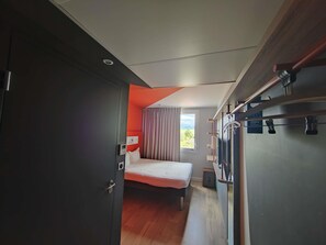Habitación triple, varias camas | Escritorio, sistema de insonorización, cunas gratuitas y wifi gratis