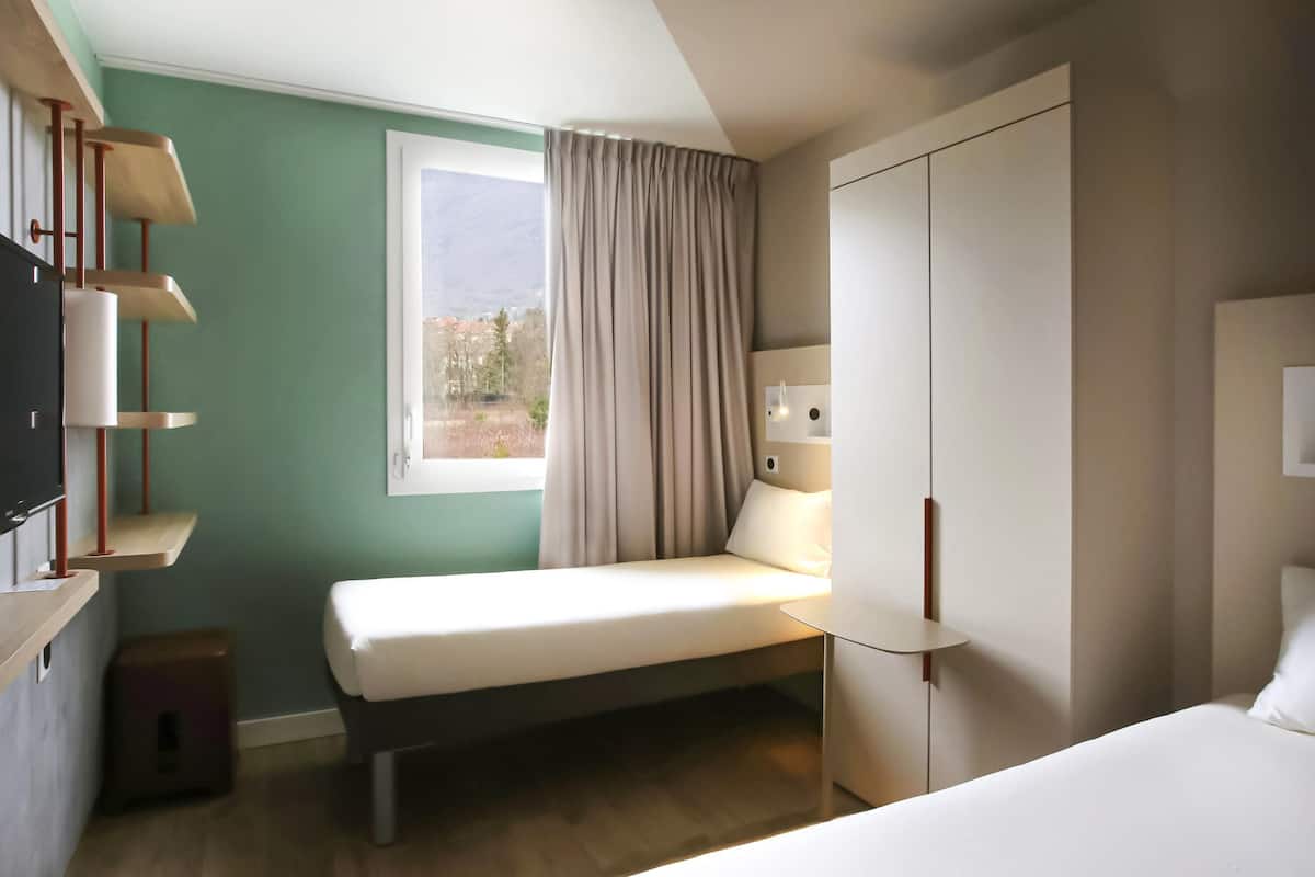 Quarto triplo, várias camas | Escrivaninha, quartos à prova de som, berços grátis, Wi-Fi de cortesia