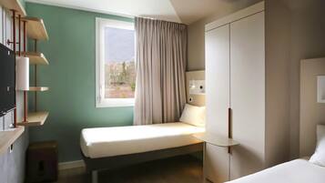 Triple Room, Multiple Beds | Desk, soundproofing, free cots/infant beds, free WiFi