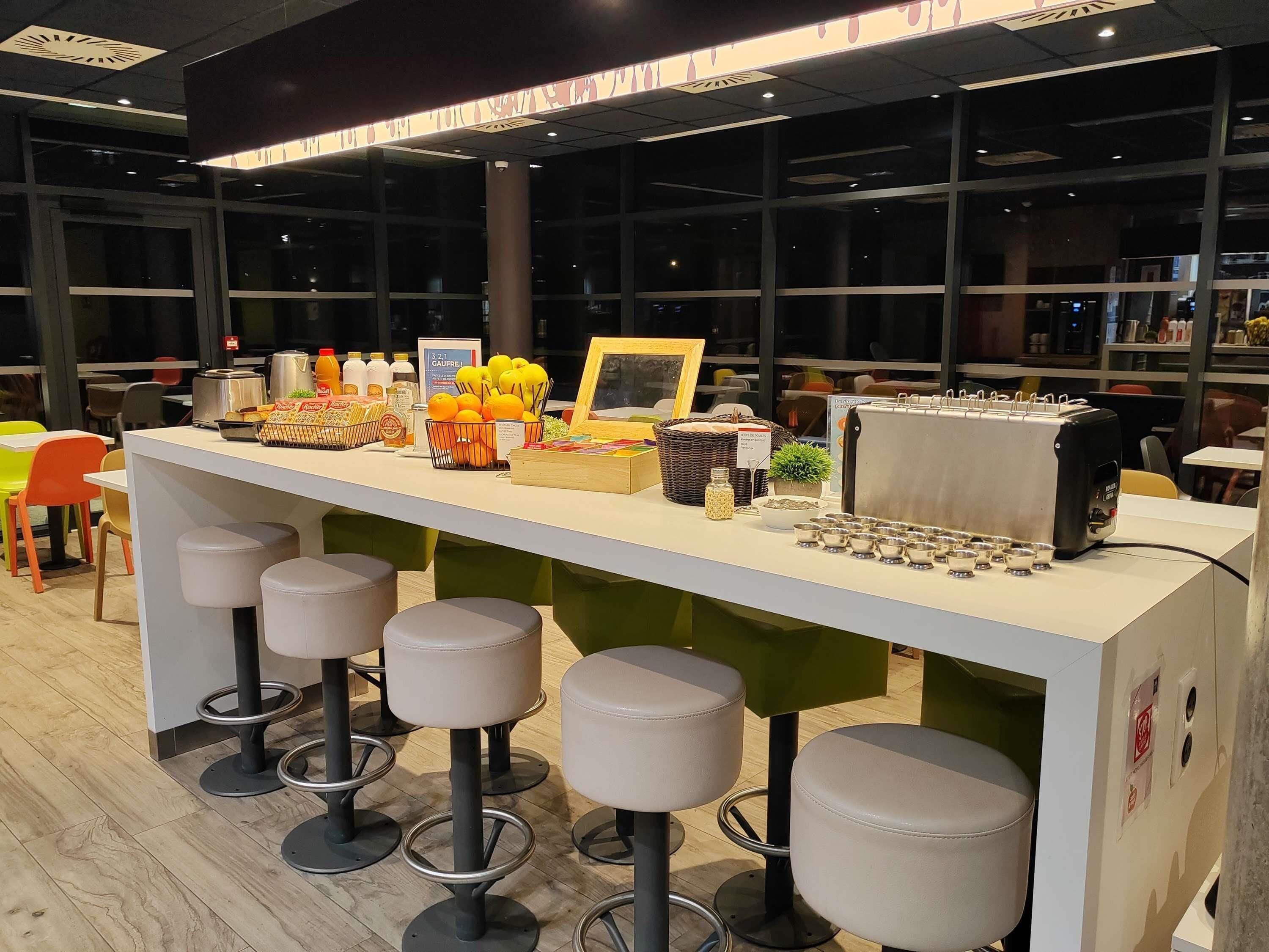 Petit déjeuner en libre-service servi tous les jours en supplément