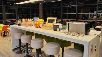 Petit déjeuner en libre-service servi tous les jours en supplément