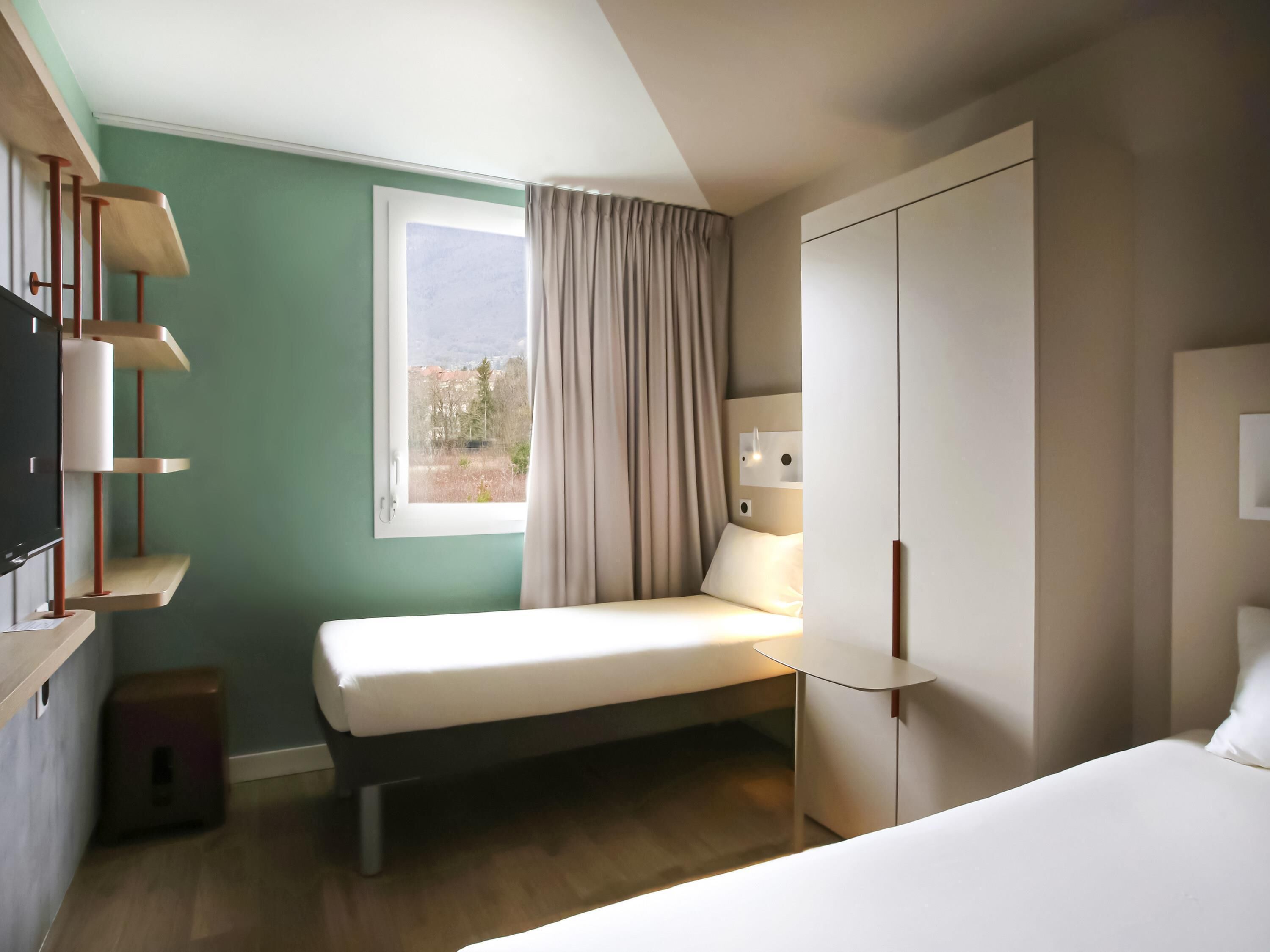 Driepersoonskamer, Meerdere bedden | Een bureau, geluiddichte muren, gratis babybedden, gratis wifi
