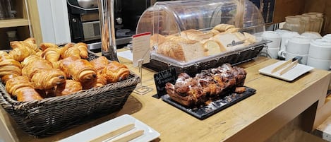 Sarapan layan diri setiap hari (EUR 9.90 seorang)