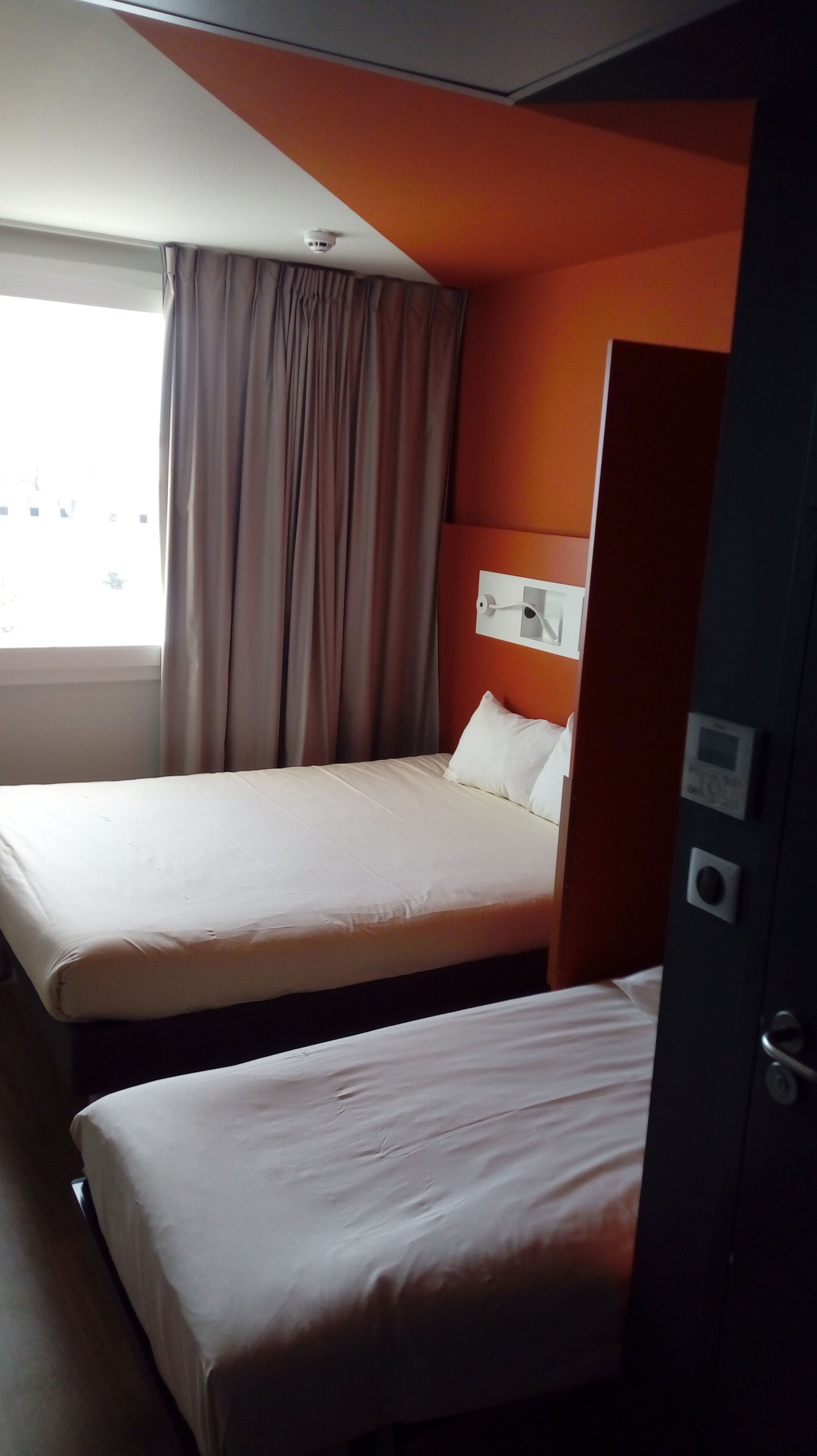 triple room, multiple beds | desk, soundproofing, free cots/infant beds, free wifi