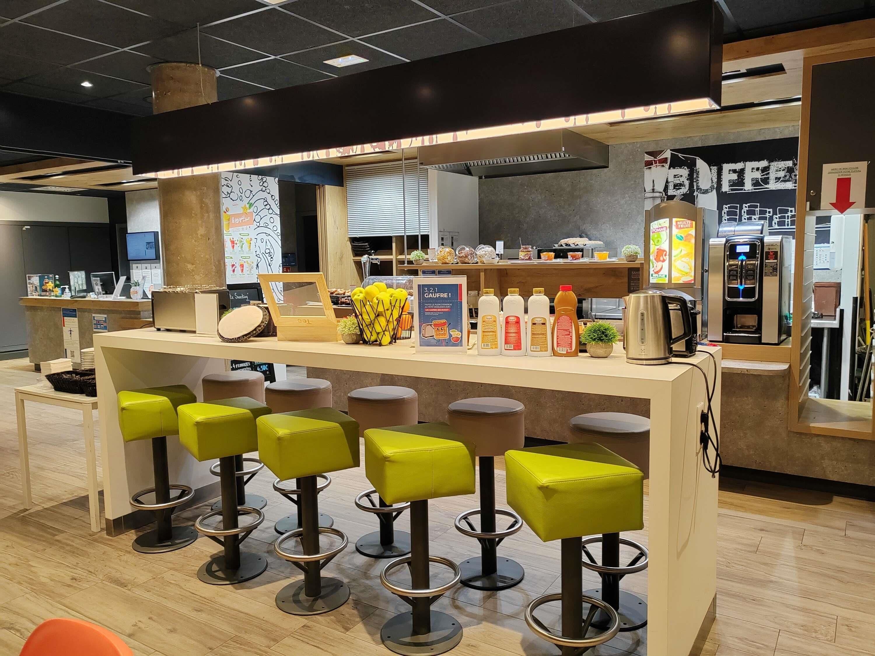 Sarapan layan diri setiap hari (EUR 9.90 seorang) 