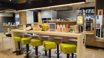 Sarapan layan diri setiap hari (EUR 9.90 seorang)